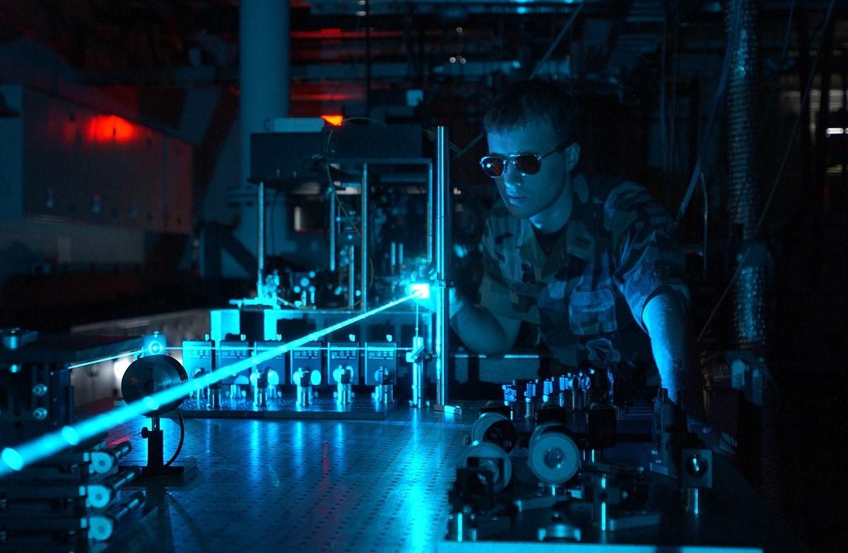 CÔNG NGHỆ TRUYỀN DỮ LIỆU BẰNG LASER GIÚP TỐC ĐỘ INTERNET NHANH HƠN 1000 LẦN